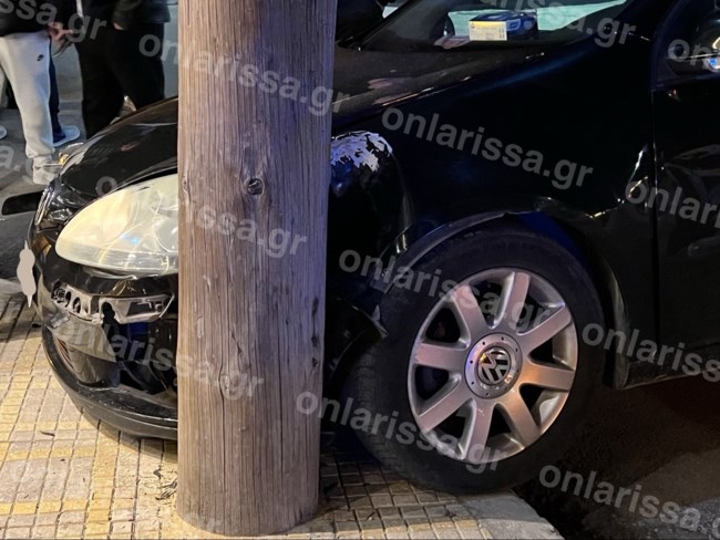 Τροχαίο στη Λάρισα: Αυτοκίνητο έπεσε πάνω σε κολώνα - Σώθηκαν τελευταία στιγμή θαμώνες καφετέριας