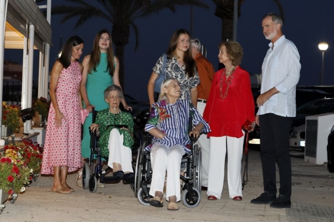 Η αμηχανία της Λετίσια: Ο Φελίπε αγκαζέ με τη μητέρα του βασίλισσα Σοφία, αγνοώντας τη σύζυγό του