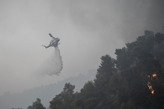 Εκτός ελέγχου η φωτιά στην Κάρυστο - Μήνυμα 112 για εκκένωση δύο οικισμών - Μάχη με τις φλόγες σε Κέρκυρα και Αίγιο
