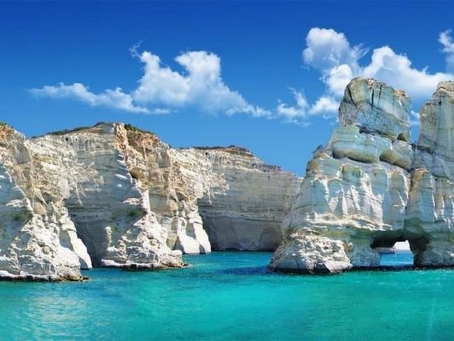 Daily Mail: Ύμνος σε έξι ελληνικά νησιά "παραδείσους" - Μήλο "ψηφίζει η Conte Nast για το φθινόπωρο