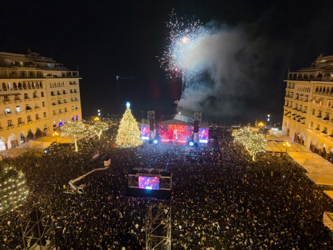 "Μύρισε" Χριστούγεννα στη Θεσσαλονίκη: Με Ρέμο η φωταγώγηση του χριστουγεννιάτικου δέντρου [εικόνες, βίντεο]