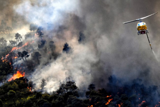 Σοφικό: Χωρίς ενεργό μέτωπο η πυρκαγιά, ολονύχτια μάχη με διάσπαρτες εστίες έδωσαν οι πυροσβέστες [εικόνες]