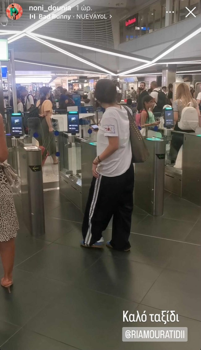 Η Νόνη Δούνια στις Σπέτσες: Στο οικογενειακό τραπέζι με τη μητέρα της και την πεθερά της