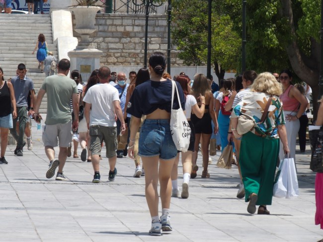 Κατάργηση εισφοράς αλληλεγγύης: Τι κερδίζουν μισθωτοί, ελεύθεροι επαγγελματίες και συνταξιούχοι - Αναλυτικά παραδείγματα