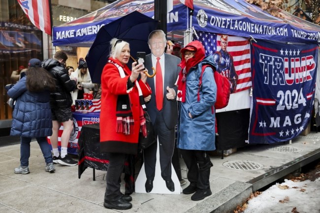 Ο Τραμπ στα 78 του επιστρέφει στον Λευκό Οίκο - Θα ορκιστεί πάνω στη Βίβλο που κληρονόμησε από τη μητέρα του