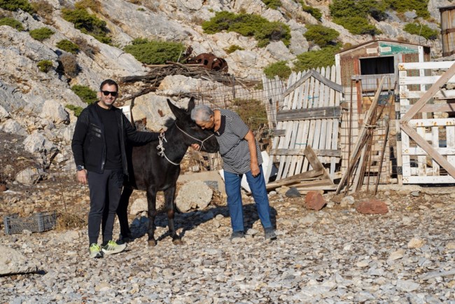 Η κυρά Ρηνιώ, η μοναδική κάτοικος της Κινάρου απέκτησε γαϊδουράκι - Το είχε ζητήσει για να έχει συντροφιά