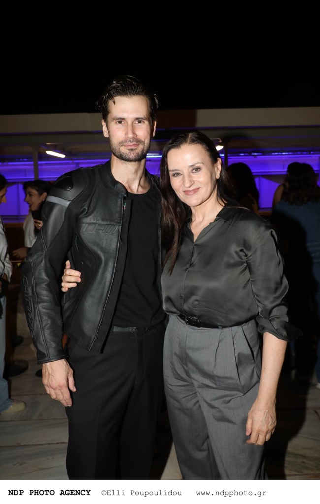 Καρυοφυλλιά Καραμπέτη: Με ανδρόγυνο outfit στο Ηρώδειο