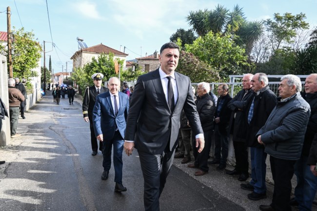 Θρήνος στην κηδεία του 53χρονου λιμενικού στο Άστρος - Κικίλιας: Να υιοθετήσει η Βουλή το ανήλικο παιδί του