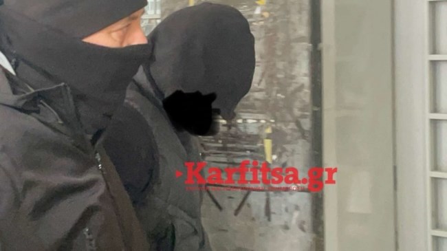 Θεσσαλονίκη: Αμίλητος και με κατεβασμένο κεφάλι ο 16χρονος που μαχαίρωσε τον αδερφό του - Συχνοί οι καβγάδες τους