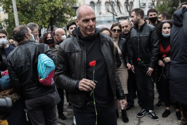 Ο Βαρουφάκης κατέθεσε στεφάνι: "Το Πολυτεχνείο είναι ένα αγκάθι για τη Δεξιά" [εικόνες]