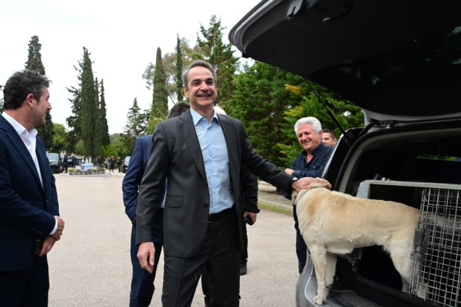 Στην Αγία Βαρβάρα ο Μητσοτάκης: Η συνάντηση με Ουκρανούς, η Λάρα της ΕΛΑΣ και η ατάκα "Είσαι κούκλος από κοντά" [βίντεο]