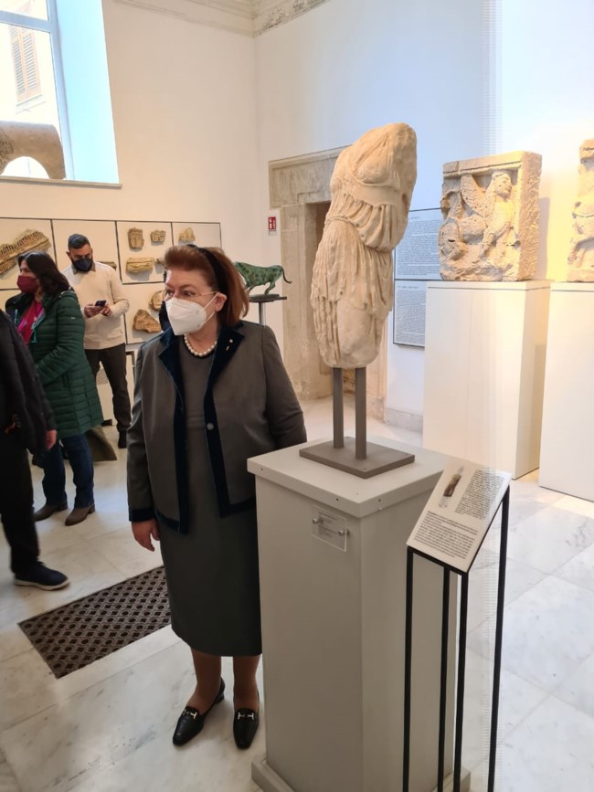 Παραδόθηκε στο Παλέρμο το άγαλμα της Αθηνάς - Mήνυμα Μενδώνη για τα Γλυπτά του Παρθενώνα [εικόνες]