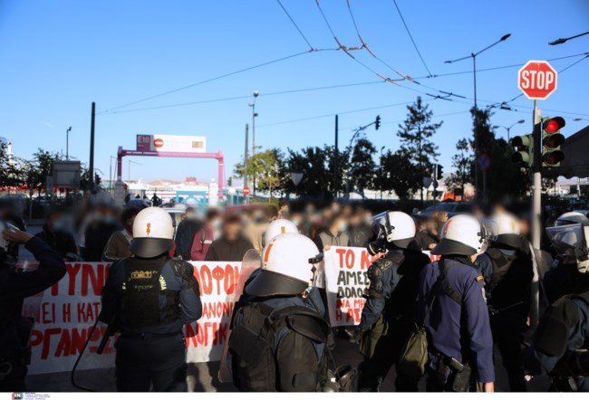 Καταδίωξη στο Πέραμα: Στον ανακριτή οι επτά αστυνομικοί με χειροπέδες- "Είστε ήρωες" τους φώναξαν