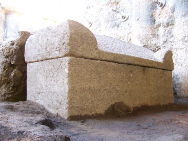 Η μία από τις δύο σαρκοφάγους