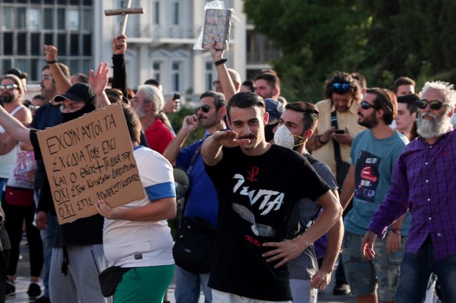 Σύνταγμα: Νέα συγκέντρωση αρνητών του εμβολίου - Σημαίες, σταυροί και ναζιστικοί χαιρετισμοί [Εικόνες - Βίντεο]