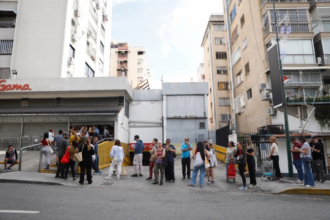 Βενεζουέλα: Άδειασαν οι δρόμοι στο Καράκας - Εξαίρεση οι τεράστιες ουρές στα σούπερ μάρκετ [εικόνες]