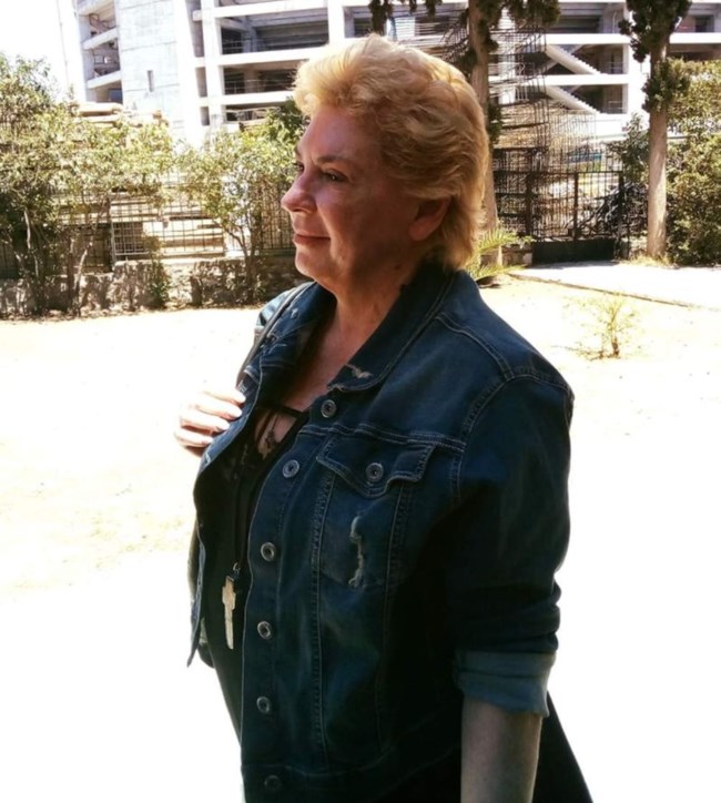 Αγνώριστη η Δήμητρα Λιάνη - Πήγε στην εκκλησία να κοινωνήσει [εικόνες]