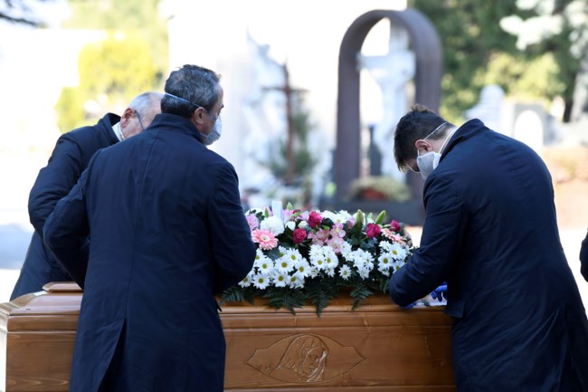 κορονοιος φερετρα