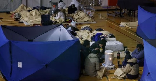 Μαύρη Πρωτοχρονιά για την Ιαπωνία: Τουλάχιστον έξι νεκροί και χιλιάδες σε καταφύγια μετά τον σεισμό 7,6 Ρίχτερ