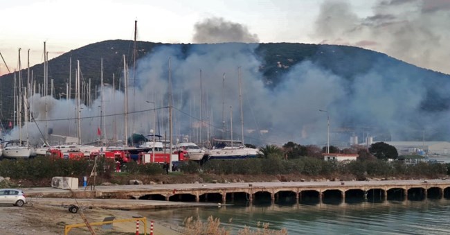Καβάλα: Φωτιά σε σκάφη στη Νέα Πέραμο - Επιχειρούν έξι οχήματα της πυροσβεστικής