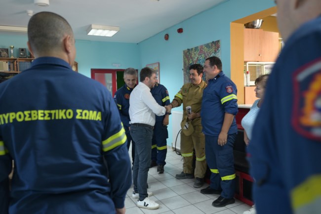 Ανδρουλάκης με πυροσβέστες στη Λέσβο: Η πρόληψη είναι το όπλο απέναντι στις επιπτώσεις της κλιματικής κρίσης