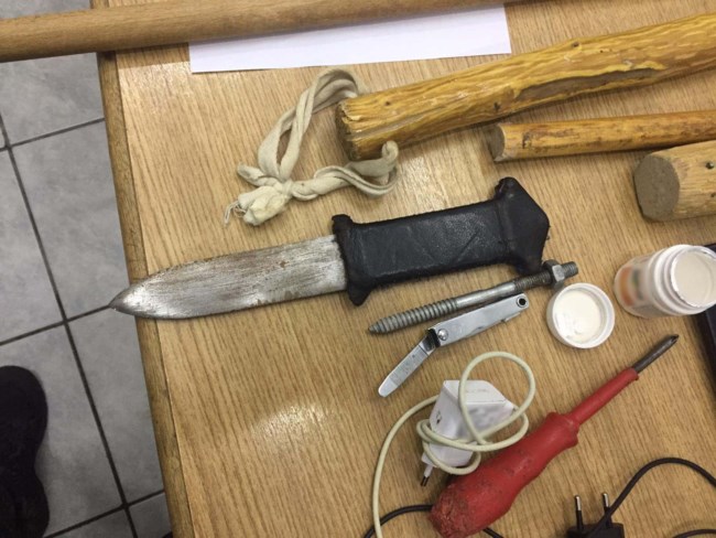 Εφοδος στις φυλακές Κορυδαλλού: Βρήκαν μαχαίρια, λάμες, ψαλίδια, σουβλιά, κινητά και usb