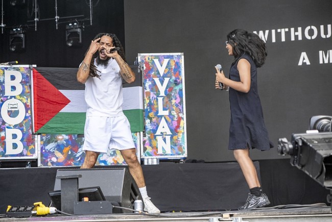 Σάλος στη Βρετανία: "Θάνατος στους IDF" - Σε ζωντανή μετάδοση συνθήματα κατά του Ισραήλ στο Φεστιβάλ Γκλαστονμπέρι