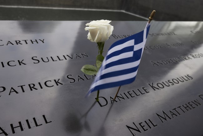 Επίσκεψη Κυριάκου και Μαρέβας Μητσοτάκη στο "Σημείο Μηδέν" - Φόρος τιμής για τους νεκρούς Έλληνες στους Δίδυμους Πύργους