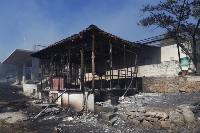Φωτιά στη Βάρης - Κορωπίου: Καλύτερη εικόνα από το πύρινο μέτωπο - Σε αυλές σπιτιών και επιχειρήσεις έφτασαν οι φλόγες [εικόνες]