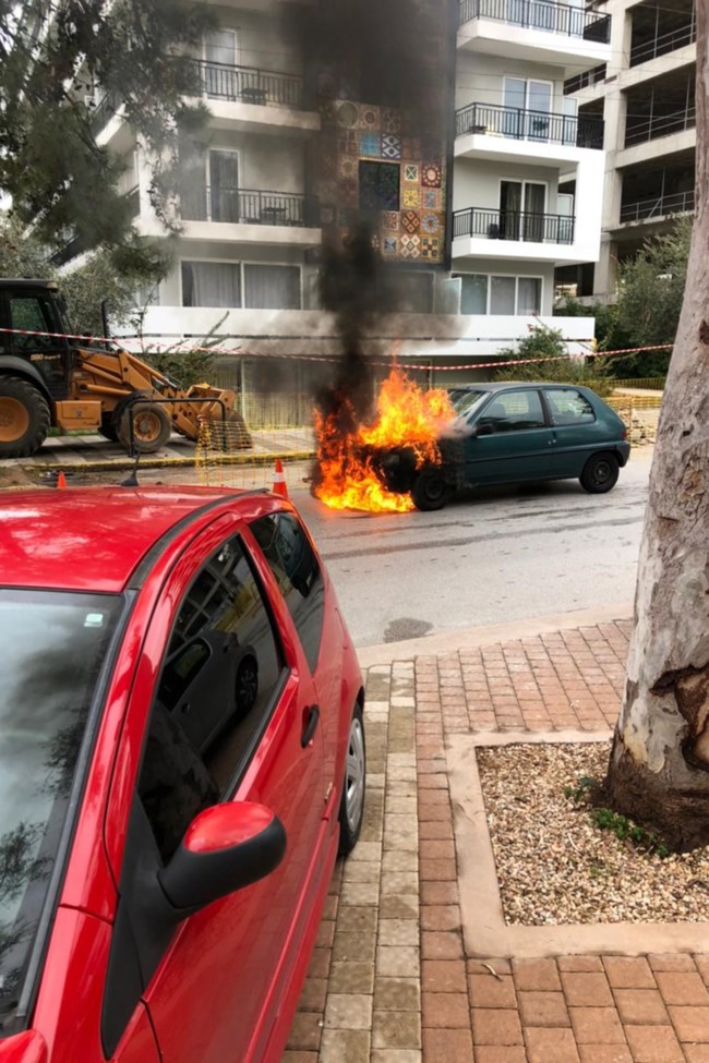 Αστυνομικός άρπαξε πυροσβεστήρα και έσβησε φωτιά σε αυτοκίνητο - Γλίτωσαν ηλικιωμένη και παιδί [βίντεο]