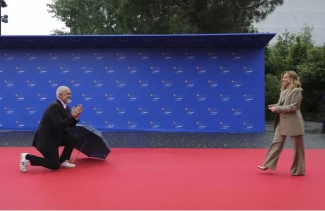 Έγινε συνήθεια: Ο Έντι Ράμα πέφτει πάλι στα γόνατα για να υποδεχτεί την Τζόρτζια Μελόνι [βίντεο]