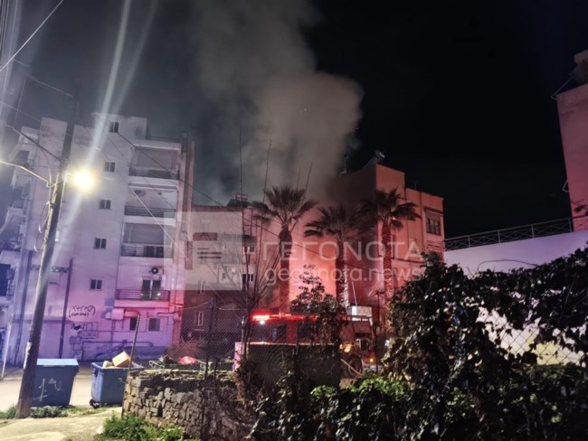 Βόλος: Μεγάλη φωτιά σε παλιό κτίριο στο κέντρο της πόλης [εικόνες - βίντεο]