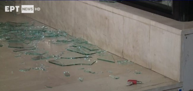 Διάρρηξη σε κατάστημα ρούχων στη Θεσσαλονίκη: Ο δράστης έφυγε πανικόβλητος ξεχνώντας τα... σύνεργα [βίντεο]