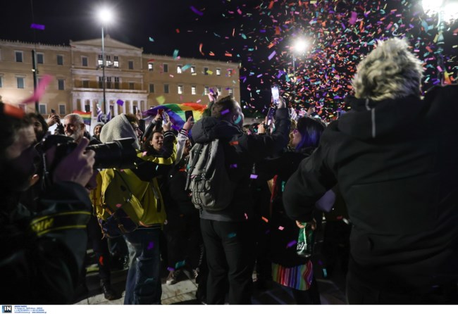 Ομόφυλα ζευγάρια: Ξέσπασαν σε πανηγυρισμούς οι ΛΟΑΤΚΙ έξω από τη Βουλή - Δάκρυα χαράς και συγκίνηση [εικόνες]