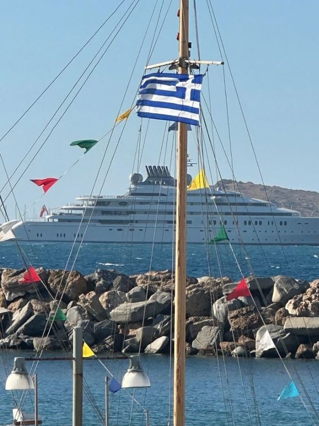 Στην Πάρο ένα από τα πολυτελέστερα γιοτ στον κόσμο: Το πλωτό παλάτι του σεΐχη Αμπντουλάχ μπιν Ζαγιέντ αλ Ναχιάν