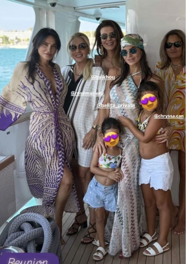 Super chic η Δήμητρα Κούστα στο γιοτ - Με boho glam φόρεμα και μπαντάνα στα μαλλιά