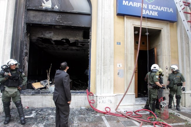 Τα τραγικά γεγονότα της Marfin μέσα από το φακό του ΑΠΕ-ΜΠΕ