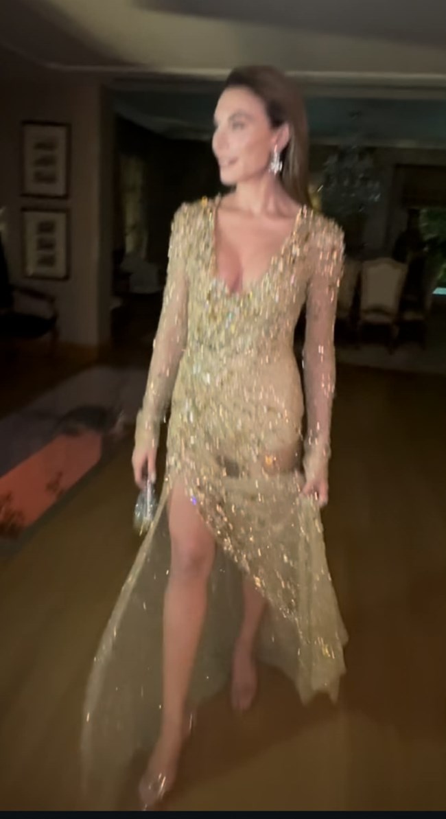 H Τατιάνα Στεφανίδου με απαστράπτουσα δημιουργία στο αρχοντικό σαλόνι του σπιτιού της