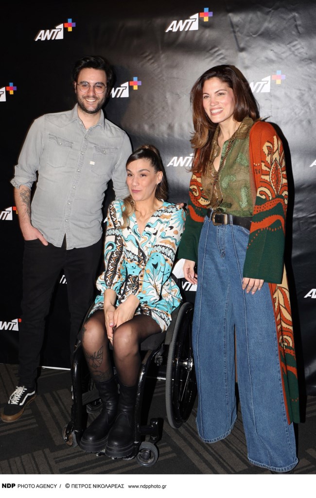 Μαίρη Συνατσάκη: Η έθνικ εμφάνιση με τον Ίαν Στρατή και η "κρυμμένη" σε απόσταση ασφαλείας κόρη τους