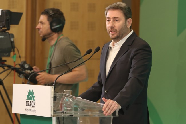 "Μάχη των τριών" για την ηγεσία στο ΠΑΣΟΚ: Εκλογές τον Οκτώβριο, πώς διαμορφώνονται τα στρατόπεδα