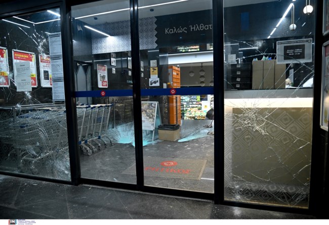 Καταδρομική επίθεση με ρόπαλα και πέτρες στην πλατεία Κυψέλης - Φθορές σε καταστήματα [εικόνες]