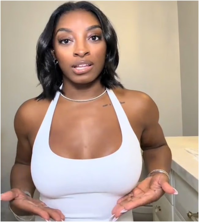 "Πονάει πολύ, δεν μπορούσα να κουνηθώ": Η Ολυμπιονίκης Σιμόν Μπάιλς αποκαλύπτει πώς ένιωσε μετά την πλαστική στήθους