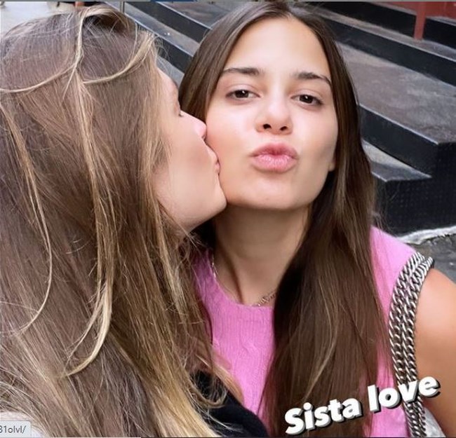 Αδελφική αγάπη: Η Τζένη Μπαλατσινού φωτογραφίζει τις κόρες της, Αμαλία και Αλεξάνδρα