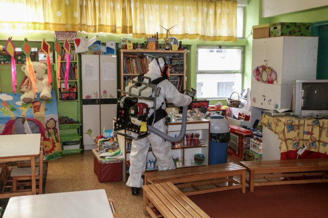 Τα μέτρα για τον κορονοϊό μετά τα 73 κρούσματα: Κλείνουν ΚΑΠΗ, σχολεία, γήπεδα