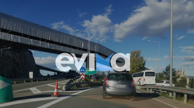 Χάος στη Χαλκίδα ελέω μπλόκων: Οδηγοί εγκαταλείπουν τα αυτοκίνητα στην Υψηλή Γέφυρα και συνεχίζουν πεζοί [εικόνες]