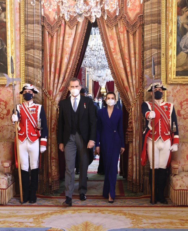 Βασίλισσα Λετίσια: Με royal blue μάξι φόρεμα και μπαλετικό κότσο στο παλάτι