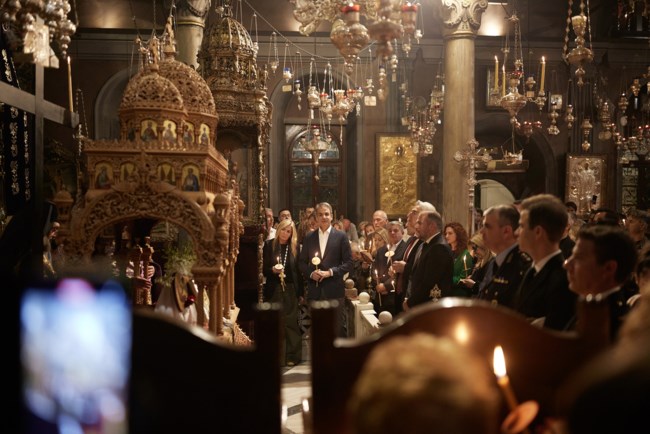 Την Ακολουθία του Επιταφίου στην Τήνο παρακολούθησε ο Μητσοτάκης, με τη σύζυγό του Μαρέβα και την κόρη τους Σοφία