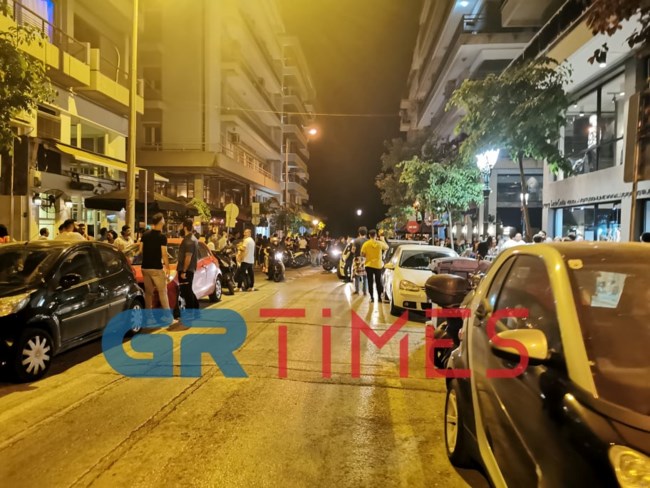 Θεσσαλονίκη: Ξανά συνωστισμός έξω από μπαρ με take away ποτά - Νέα επέμβαση της ΕΛΑΣ [Βίντεο+εικόνες]