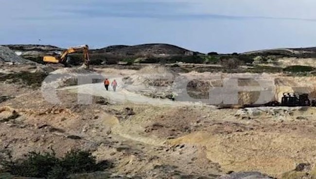 "Παγώνουν" οι οικοδομικές άδειες στη Μήλο μετά τον σάλο για περιοχές όπως το Σαρακήνικο και η Αχιβαδόλιμνη