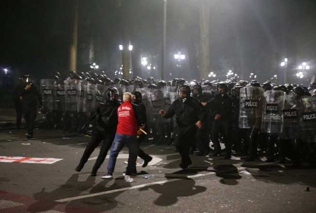 Σκηνές χάους στη Γεωργία: Διαδηλωτές επιχείρησαν να μπουν στο προεδρικό μέγαρο - Συγκρούσεις με την αστυνομία